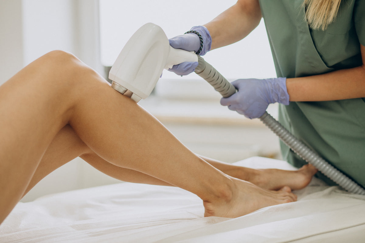 Procedimiento de depilación láser diodo en clínica de belleza